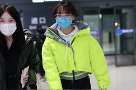 闫妮女儿邹元清罕见走机场，瘦成麻杆腿比妈妈还细，素颜刘海凌乱图片