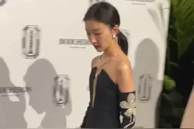 29岁周冬雨身材太干瘦！穿抹胸裙上下皆开叉，侧面生图薄如平板图片