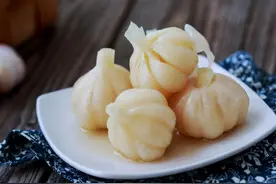 腌糖蒜时，别只加糖醋，多加1种饮料，糖蒜晶莹剔透，酸甜嘎嘣脆图片