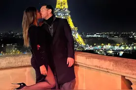 浪漫之都!梅西埃菲尔铁塔下拥吻爱妻安妞,C罗女友乔治娜点赞祝福图片