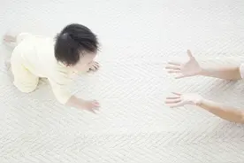 宝宝11个月还不会爬，要不要去医院做康复？图片