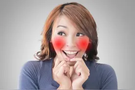 女人暗恋一个男人，这些眼神和表情是藏不住的图片