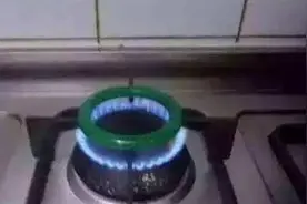 为验真假大妈用燃气灶火烧翡翠，结果十几万打水漂图片
