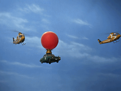 怪兽坐着坦克出现了，赛文奥特曼被怪兽碾压，怪兽：看我的厉害