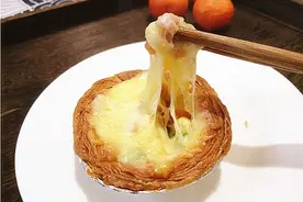 家里剩下的蛋挞皮不知道怎么吃，小厨来教你做蛋挞皮披萨图片