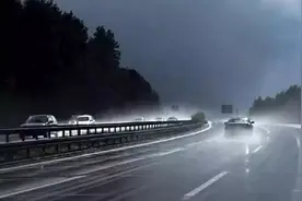 下雨天开双闪，驾照白考了！交警：很多人都不懂开车图片