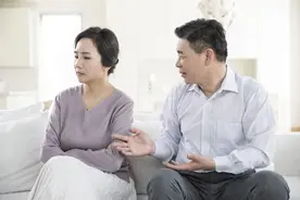 中年离婚的夫妻，谁的后半生会过得更惨？看看过来人是怎么说的图片