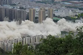 昆明15栋烂尾楼爆破，好好的大楼为啥不继续修建，而是炸毁？图片