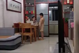 山东一妈妈训斥儿子，儿子用吻平息妈妈怒火：认错精髓拿捏到了图片