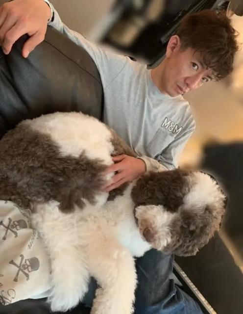 木村拓哉近照曝光,穿白卫衣又变回美少年,和大女儿同框太抢风头