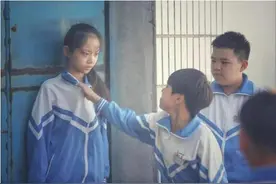 眼看女儿被欺负，对方家长在“看戏”，这位爸爸的做法解气且有用图片