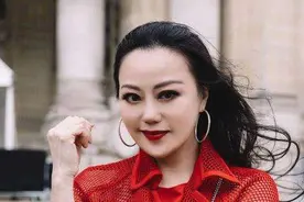 57岁章小蕙胖得坦荡，一袭红裙穿出“贵妇”感，微胖大妈值得学习图片