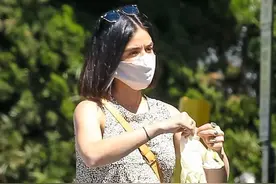 露西·海尔私服来咯，碎花吊带衫搭配高腰牛仔裤，清新甜美风图片