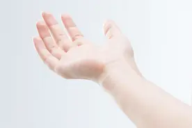 手上起老茧不用剪，教你一招轻松去除，再也看不见手上起老茧视频封面