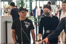 宋小宝带二婚老婆现身机场，宋小宝黑色T恤帅帅哒图片