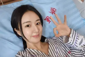 “带货王”薇娅病倒入院手术，病床自拍神色憔悴，忍痛微笑报平安图片