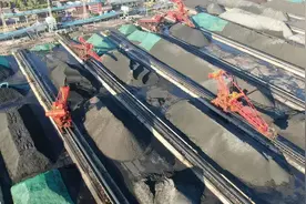 煤炭贸易商被曝囤货8万吨，发改委出手当晚连夜送煤：趁着高价卖了图片