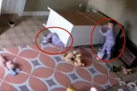 2岁双胞胎独自玩耍，弟弟不慎遭衣柜压住，哥哥的反应让人意外图片