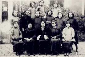 他结婚，19岁邓小平为其证婚；他去世，71岁邓小平为其致悼词图片