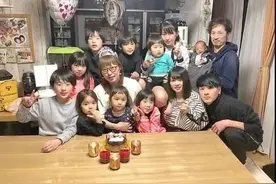 20年生12个娃，没有公婆帮忙、每天只睡2小时，她却说很快乐图片