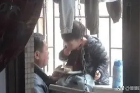 调皮爷爷带娃躲阳台“偷吃”火了！妈妈不淡定：光明正大吃不香吗图片