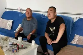 老人路边摔倒 助人为乐“立马扶”图片