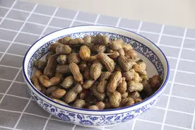 煮花生时，只加盐就错了，多加这3步，花生米又香又入味，真好吃图片