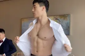 把衬衫撑爆的肌肉伴郎找到了，这是什么神仙肉体图片