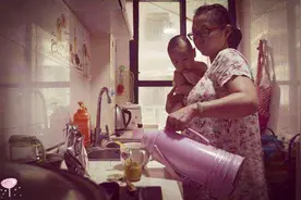 生二胎不可怕，可怕的是宝妈“一拖二”，看完这组图感叹为母则刚图片