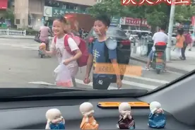 妈妈接儿放学，儿子装“陌生人”和女生聊得欢，网友笑翻：别开门图片