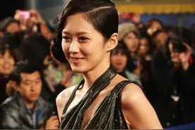 张娜拉露背裙好妩媚图片