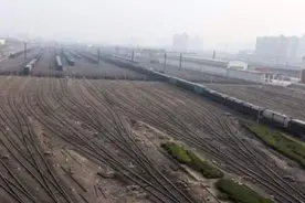 中国最大火车站，拥有100多条轨道，如果跑错一条就是灾难图片