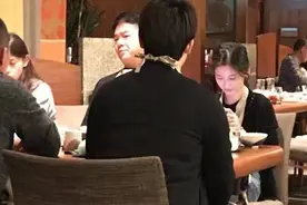 网友食堂偶遇刘强东母亲，打扮朴素但不失威严，众人安静听她讲话图片