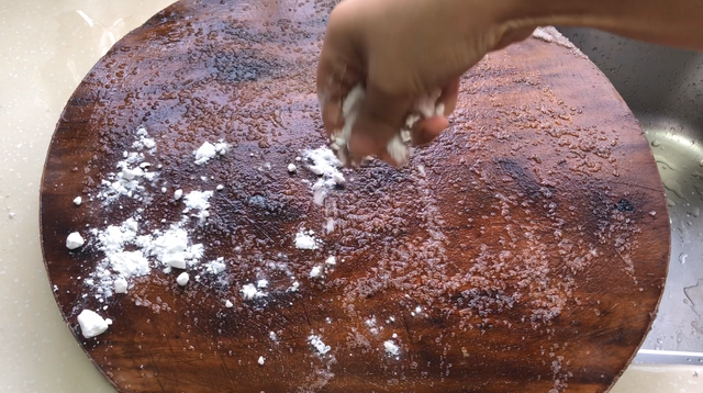 菜板上撒一把，不管多脏多黑的菜板一擦就掉，轻松洗净无细菌