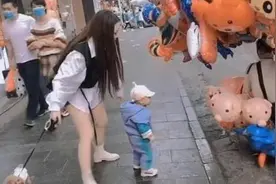 “霸气小姨”走红，提溜外甥就走，宝宝一脸懵不知刚刚发生了啥图片