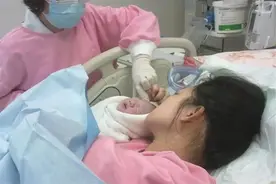 “生我您辛苦了”，宝宝出生就跟妈妈击掌，照片流出萌翻网友图片