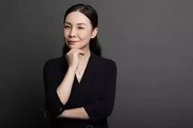 武汉打工女，15岁丧父，摆摊起家，靠网吧赚百亿当女老板，凭啥？图片