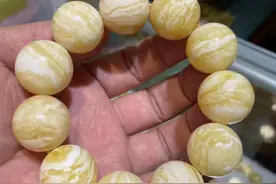 蜜蜡的分类有哪些？为什么瓷白蜜属于最贵的一种蜜蜡呢？图片