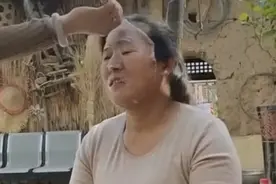 大衣嫂越来越爱美了，穿着紧身衣在院子里做面膜图片