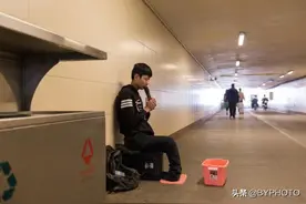 农村残疾小伙进城跪着卖唱，坦言：不想拖累父母图片