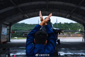 向战而飞！看战机雨中翱翔图片