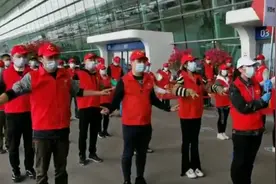 泪目！志愿者用歌声送别陕西援鄂医疗队员撤离武汉图片