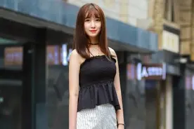 街拍：长腿美女时尚搭配现身街头，引得路人驻足观望图片