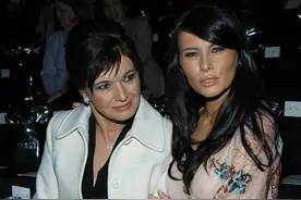 特朗普丈母娘不服老，75岁还穿绸面挂脖裙，无奈“老年肚”太抢镜图片