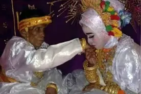 印尼58岁老汉娶19岁女子，彩礼是15亩土地：曾向岳母求婚被嫌老图片