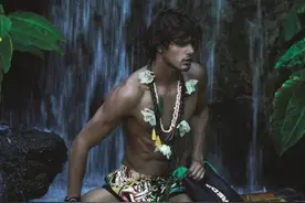 把内裤拉到肚脐以上是最新的时尚穿法？Dsquared²最新的秋冬大秀图片