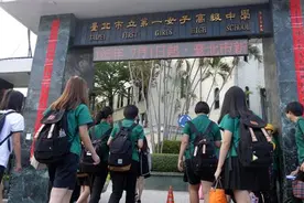 台湾著名女校“北一女”校庆“摆摊陪聊”　生意超好图片