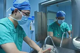 一位产妇亲身经历：侧切缝针，产科男医生对我说的话，太让人尴尬图片