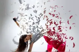 PS羽毛飞舞炫酷特效怎么做？手把手教你，可一键生成，超级实用！图片