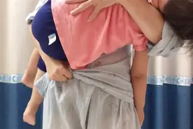 产后“妈妈手”背后，都是妈妈用力抱娃的勋章，却也是心酸图片